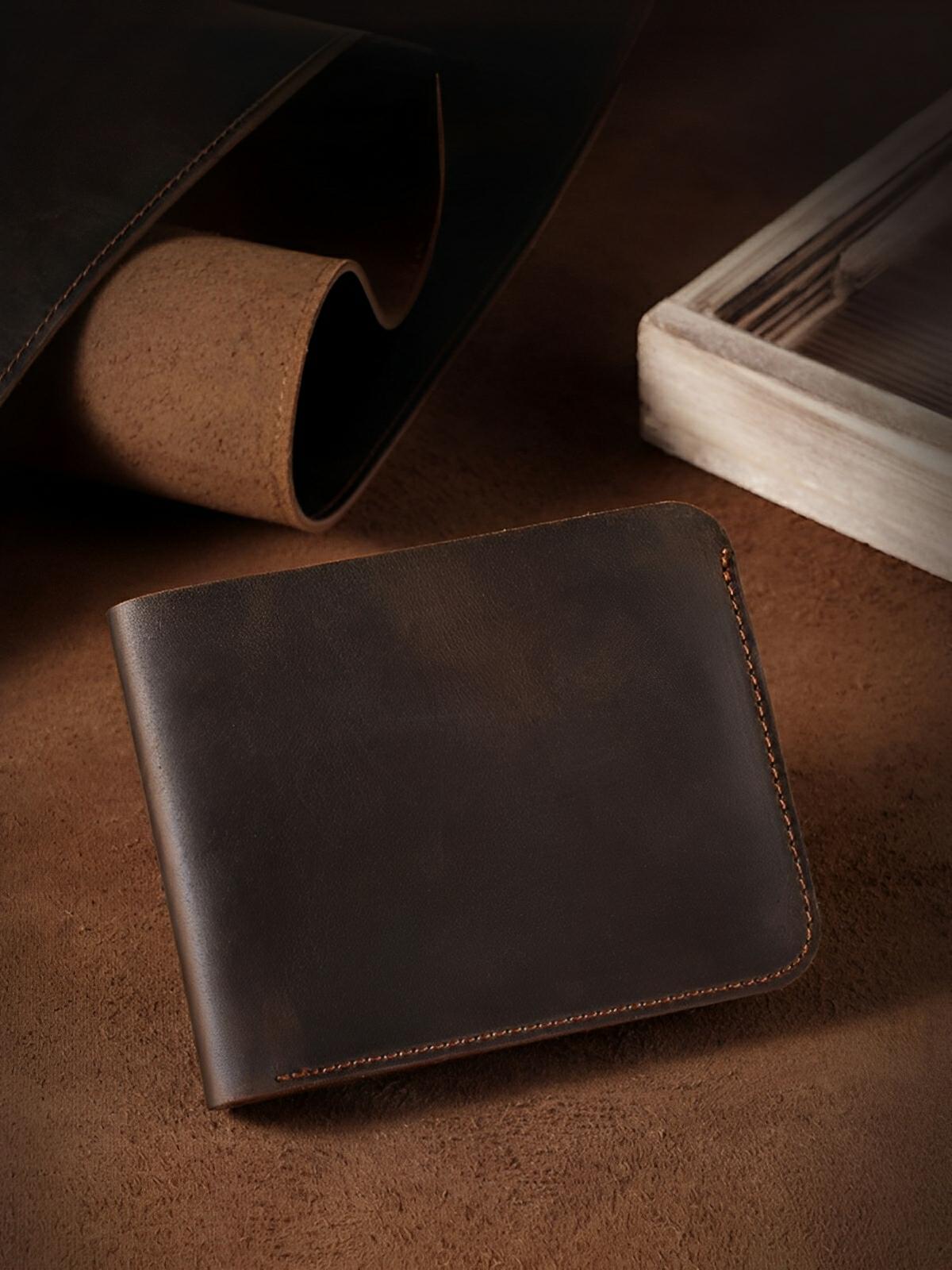 Portefeuille homme en cuir véritable, format compact, design vintage, multiples rangements, couture apparentes, modèle Xaime - Porte - feuille - Café