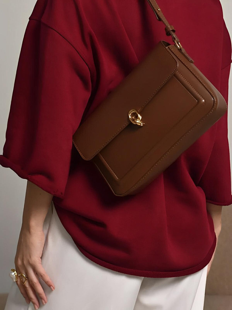 Sac à main en simili vegan, rabat élégant, design minimaliste, porté main ou épaule, format compact, modèle Cindy - Sac à main - Marron