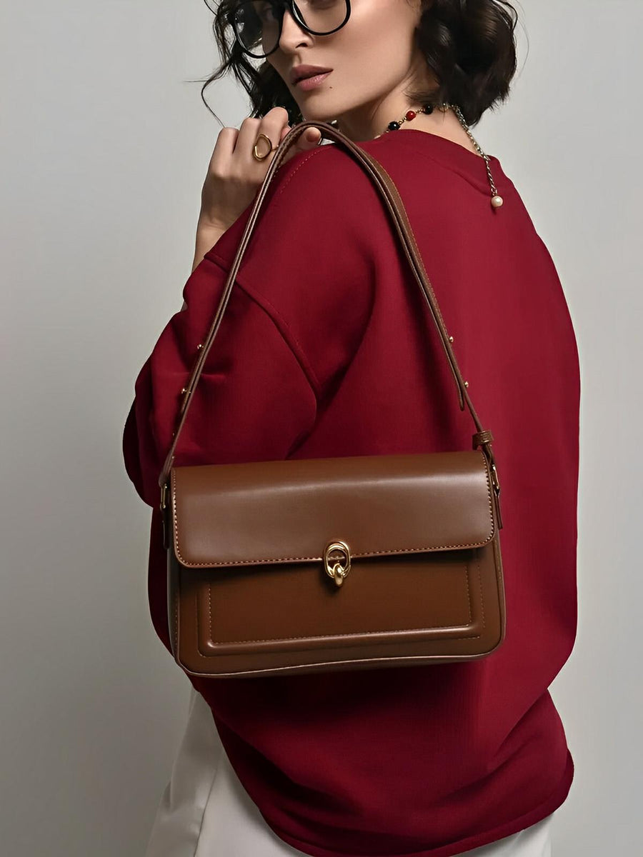 Sac à main en simili vegan, rabat élégant, design minimaliste, porté main ou épaule, format compact, modèle Cindy - Sac à main - Marron