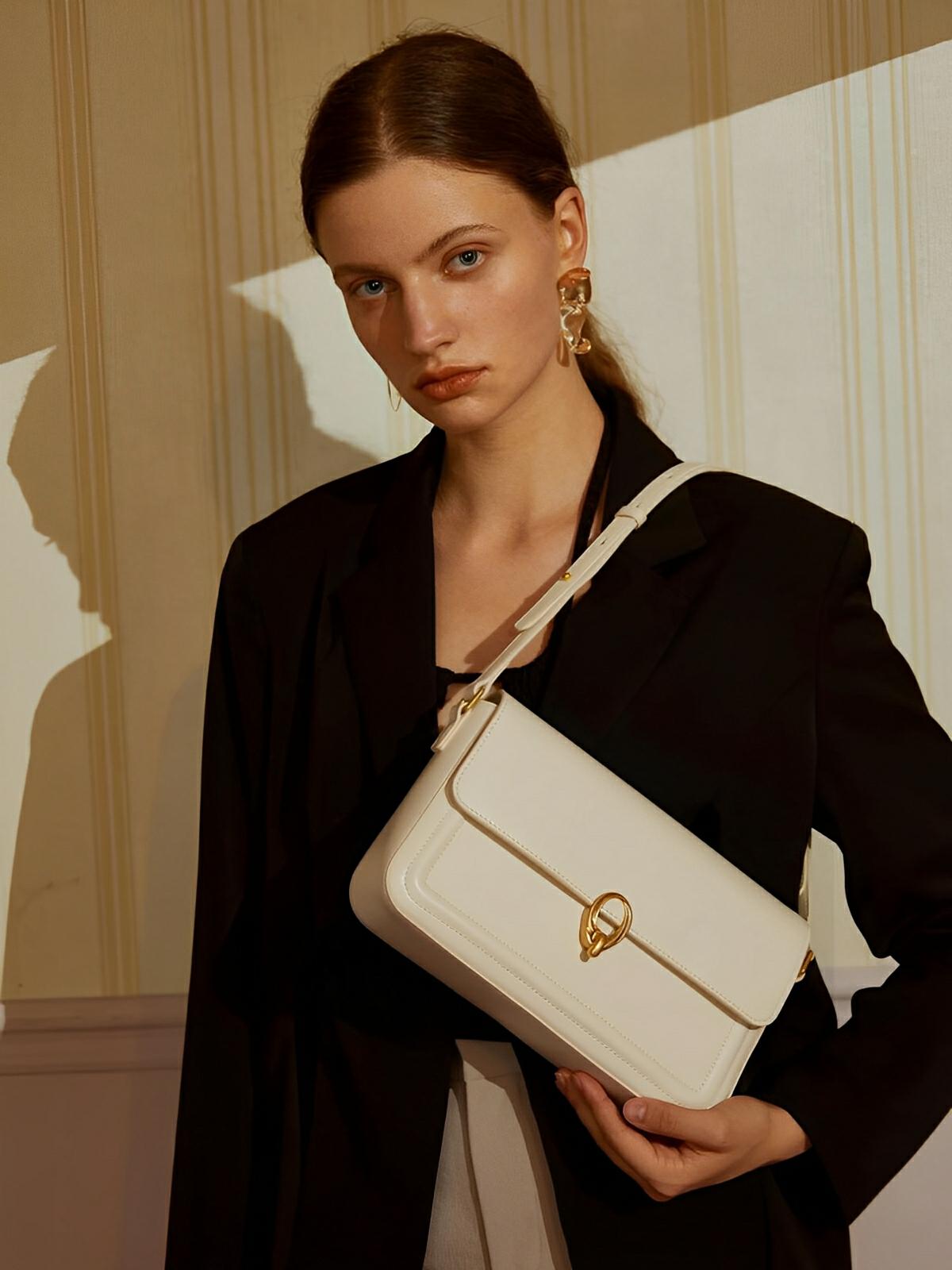Sac à main en simili vegan, rabat élégant, design minimaliste, porté main ou épaule, format compact, modèle Cindy - Sac à main - Blanc
