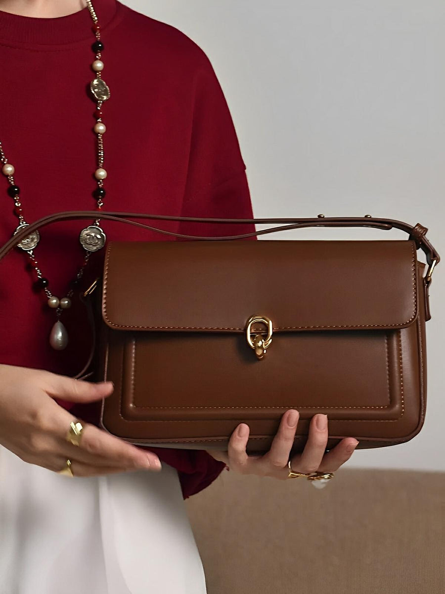 Sac à main en simili vegan, rabat élégant, design minimaliste, porté main ou épaule, format compact, modèle Cindy - Sac à main - Marron