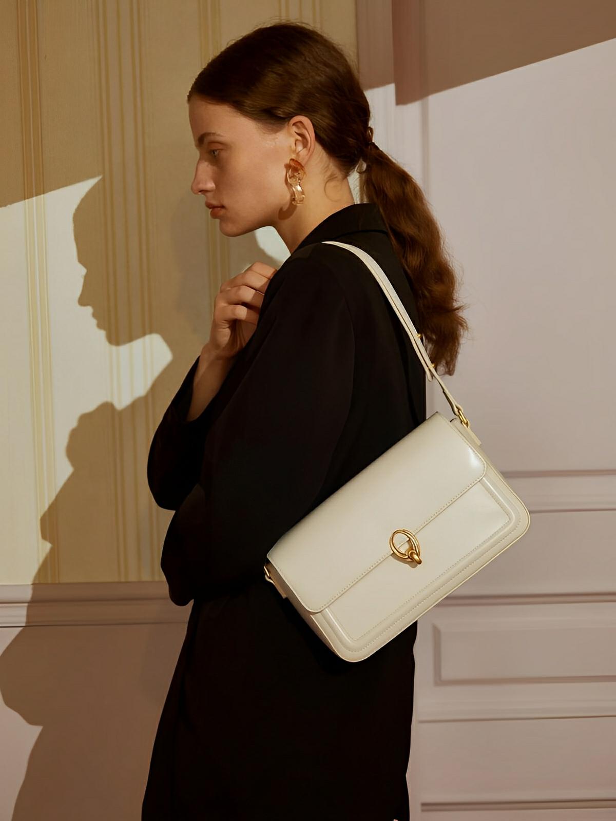 Sac à main en simili vegan, rabat élégant, design minimaliste, porté main ou épaule, format compact, modèle Cindy - Sac à main - Blanc