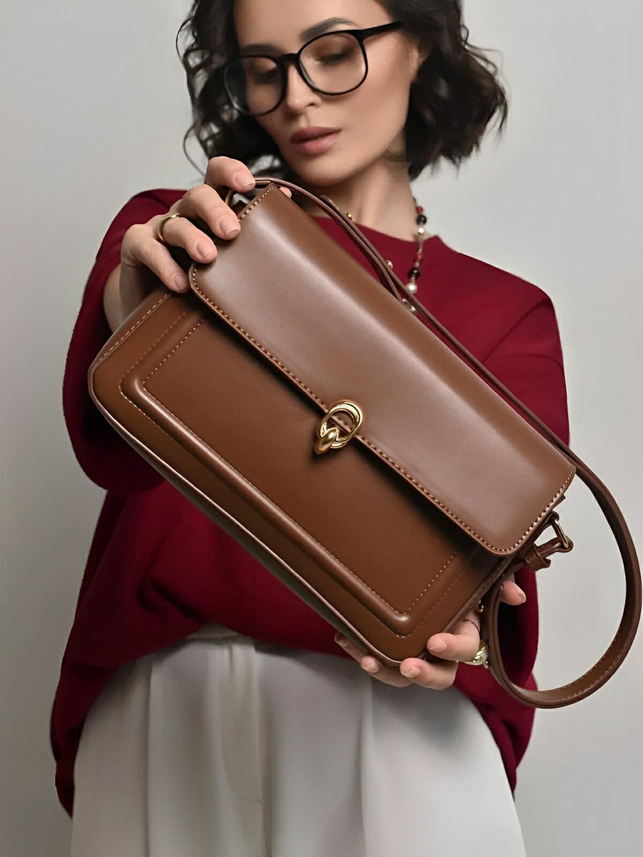 Sac à main en simili vegan, rabat élégant, design minimaliste, porté main ou épaule, format compact, modèle Cindy - Sac à main - Marron