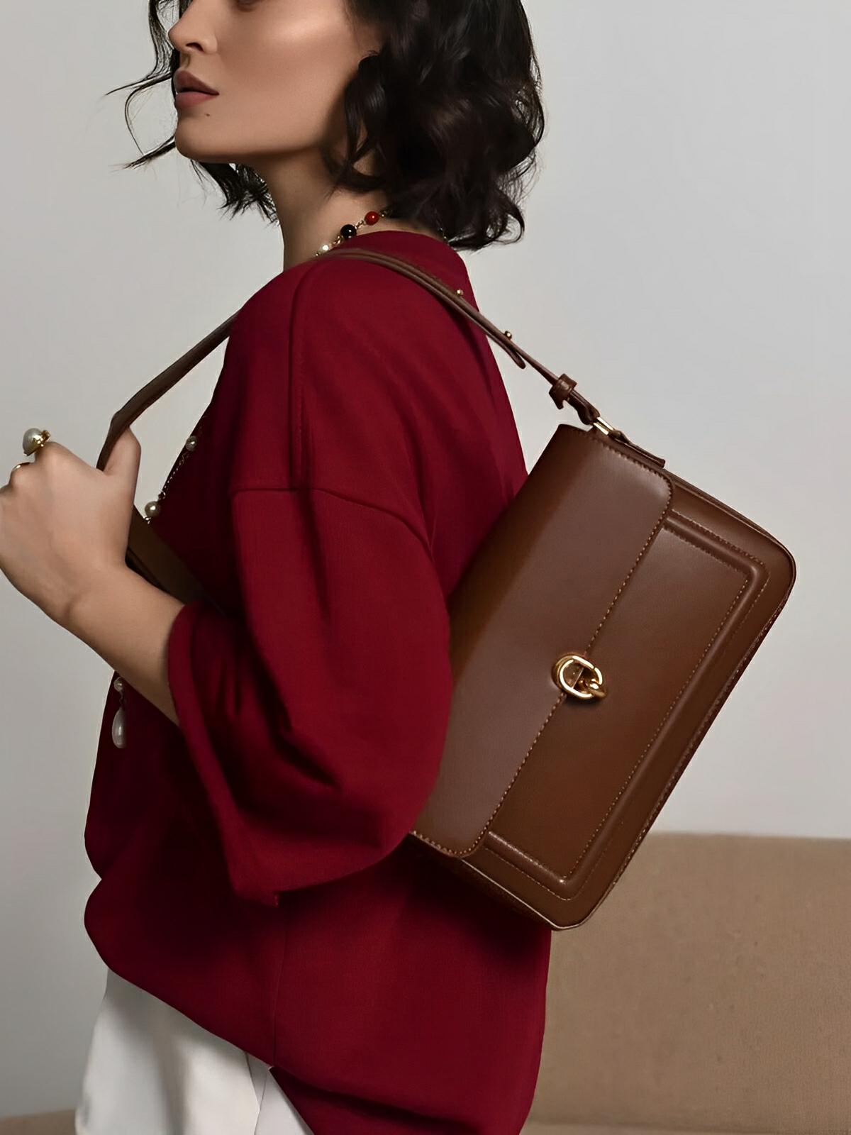 Sac à main en simili vegan, rabat élégant, design minimaliste, porté main ou épaule, format compact, modèle Cindy - Sac à main - Marron