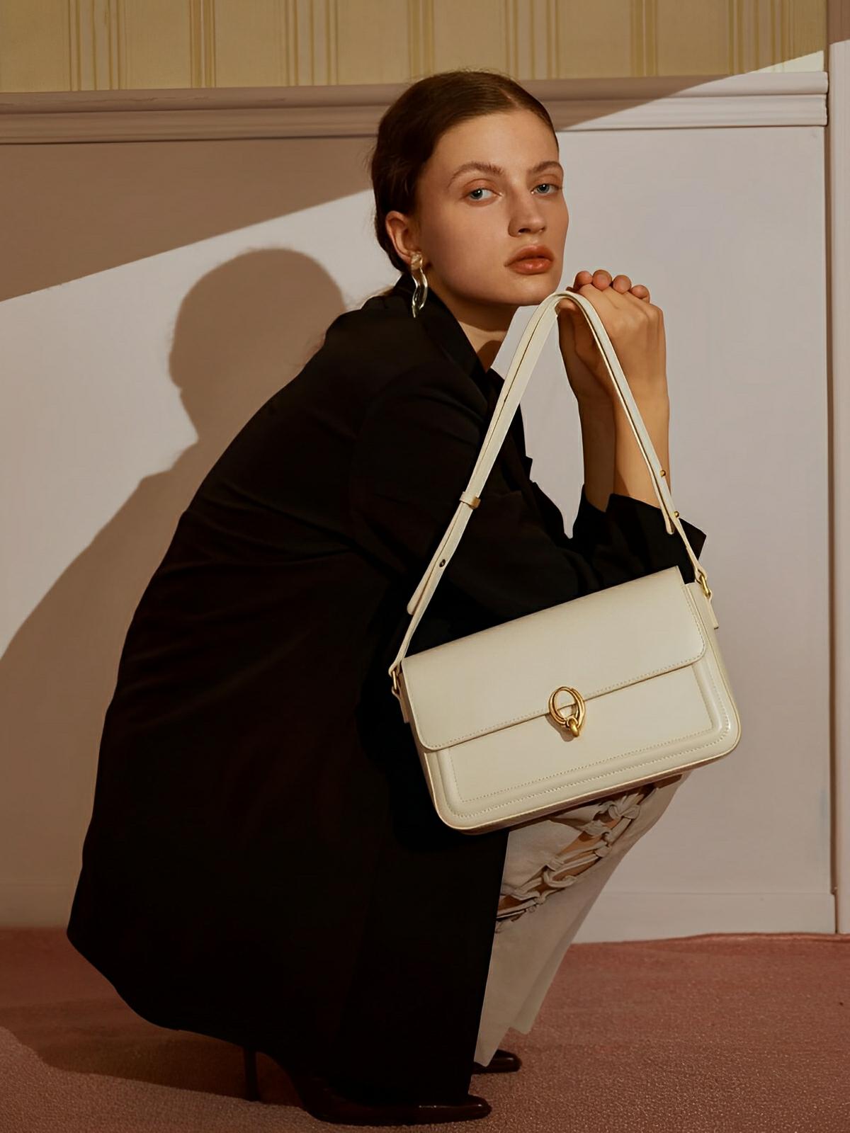 Sac à main en simili vegan, rabat élégant, design minimaliste, porté main ou épaule, format compact, modèle Cindy - Sac à main - Blanc