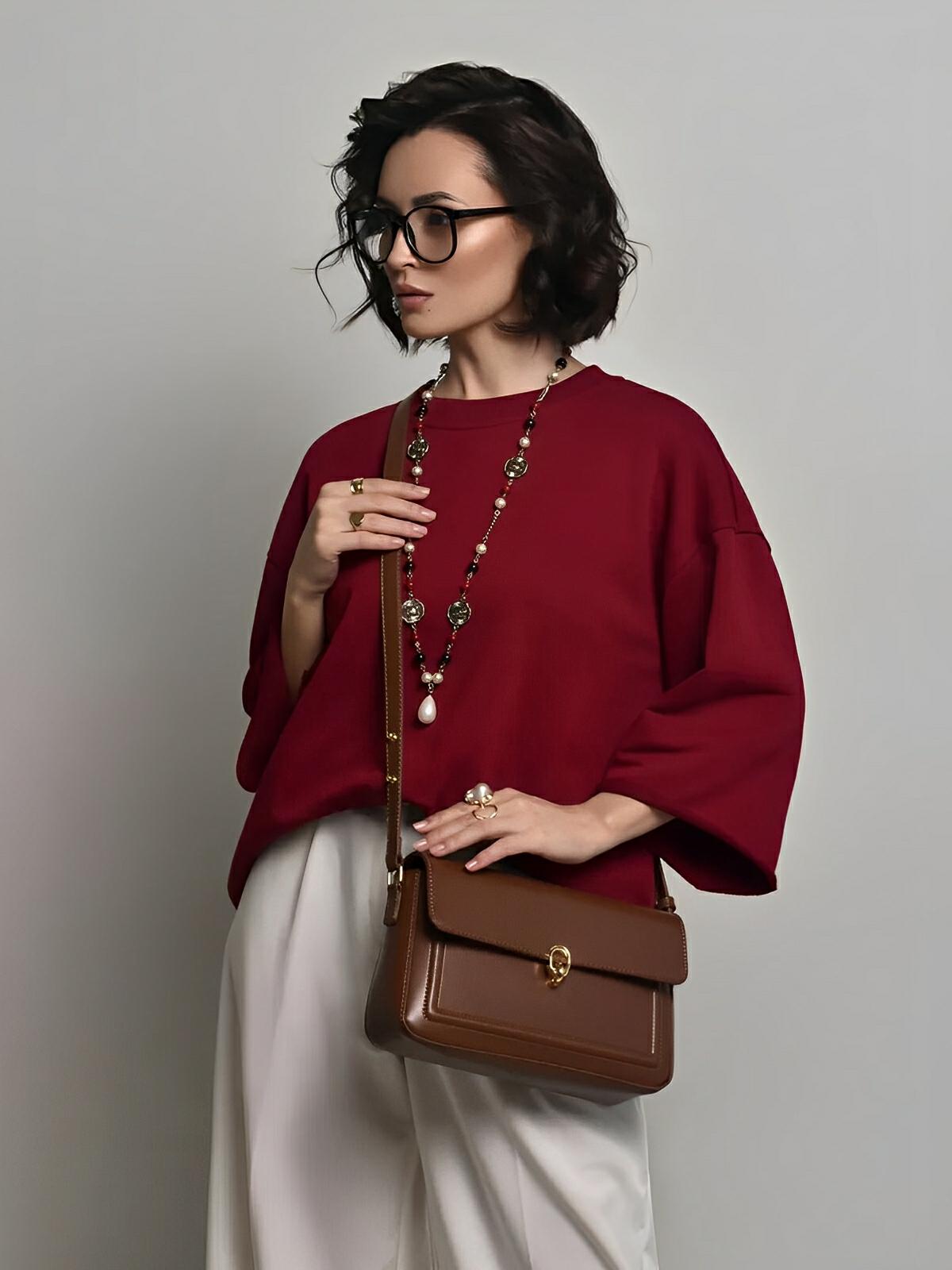 Sac à main en simili vegan, rabat élégant, design minimaliste, porté main ou épaule, format compact, modèle Cindy - Sac à main - Marron