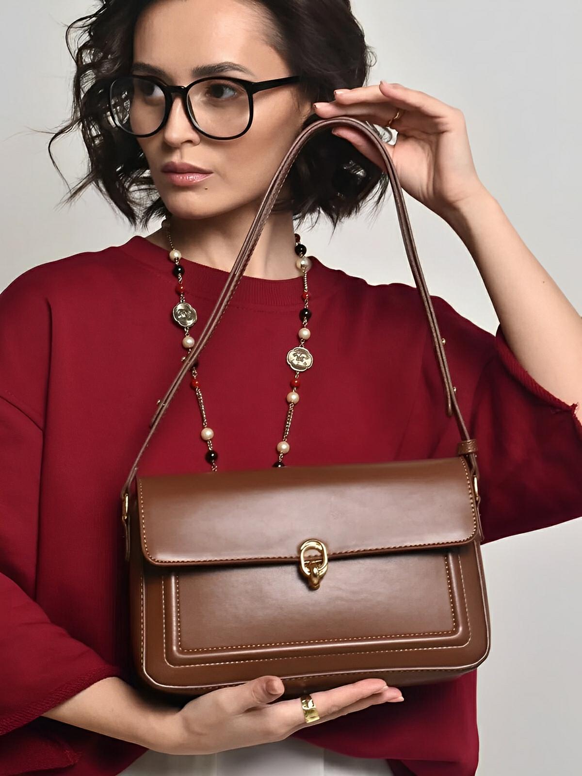 Sac à main en simili vegan, rabat élégant, design minimaliste, porté main ou épaule, format compact, modèle Cindy - Sac à main - Marron
