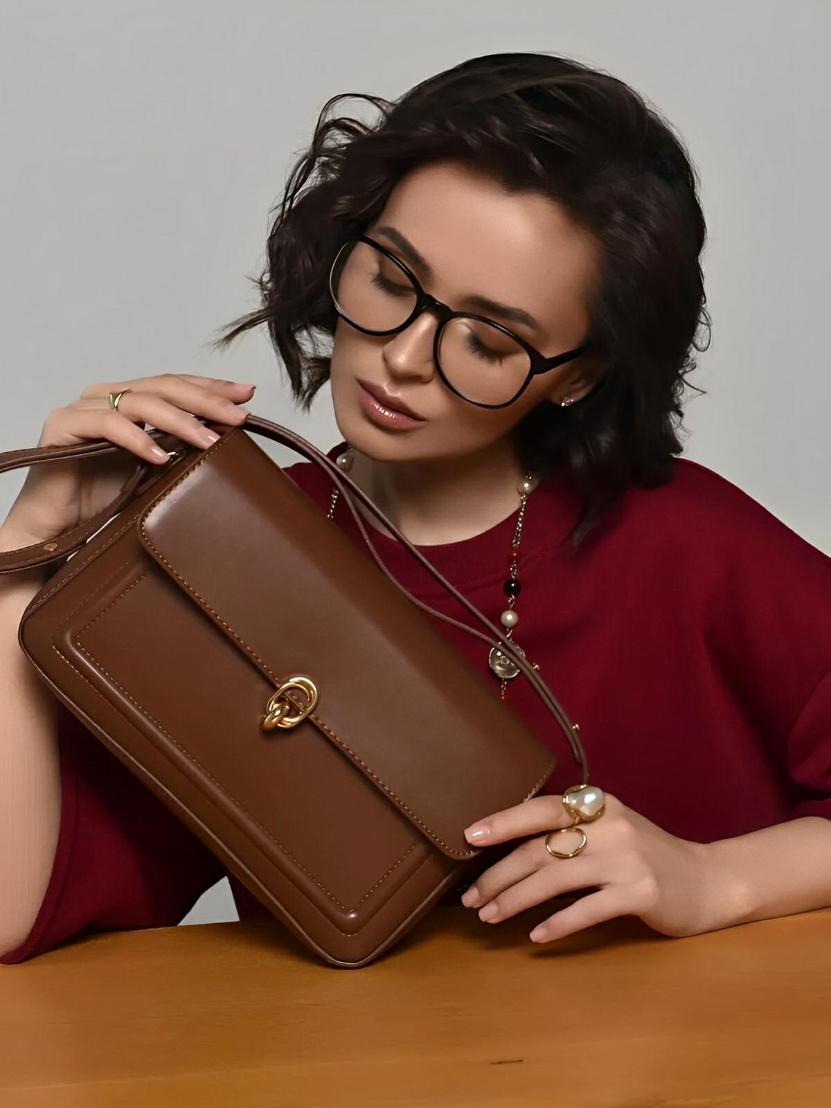 Sac à main en simili vegan, rabat élégant, design minimaliste, porté main ou épaule, format compact, modèle Cindy - Sac à main - Marron