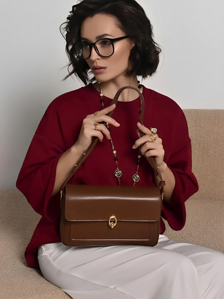 Sac à main en simili vegan, rabat élégant, design minimaliste, porté main ou épaule, format compact, modèle Cindy - Sac à main - Marron