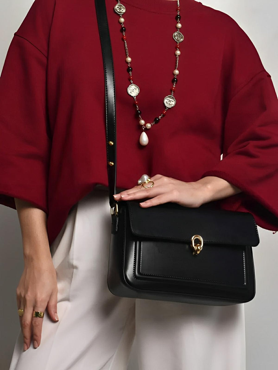 Sac à main en simili vegan, rabat élégant, design minimaliste, porté main ou épaule, format compact, modèle Cindy - Sac à main - Noir