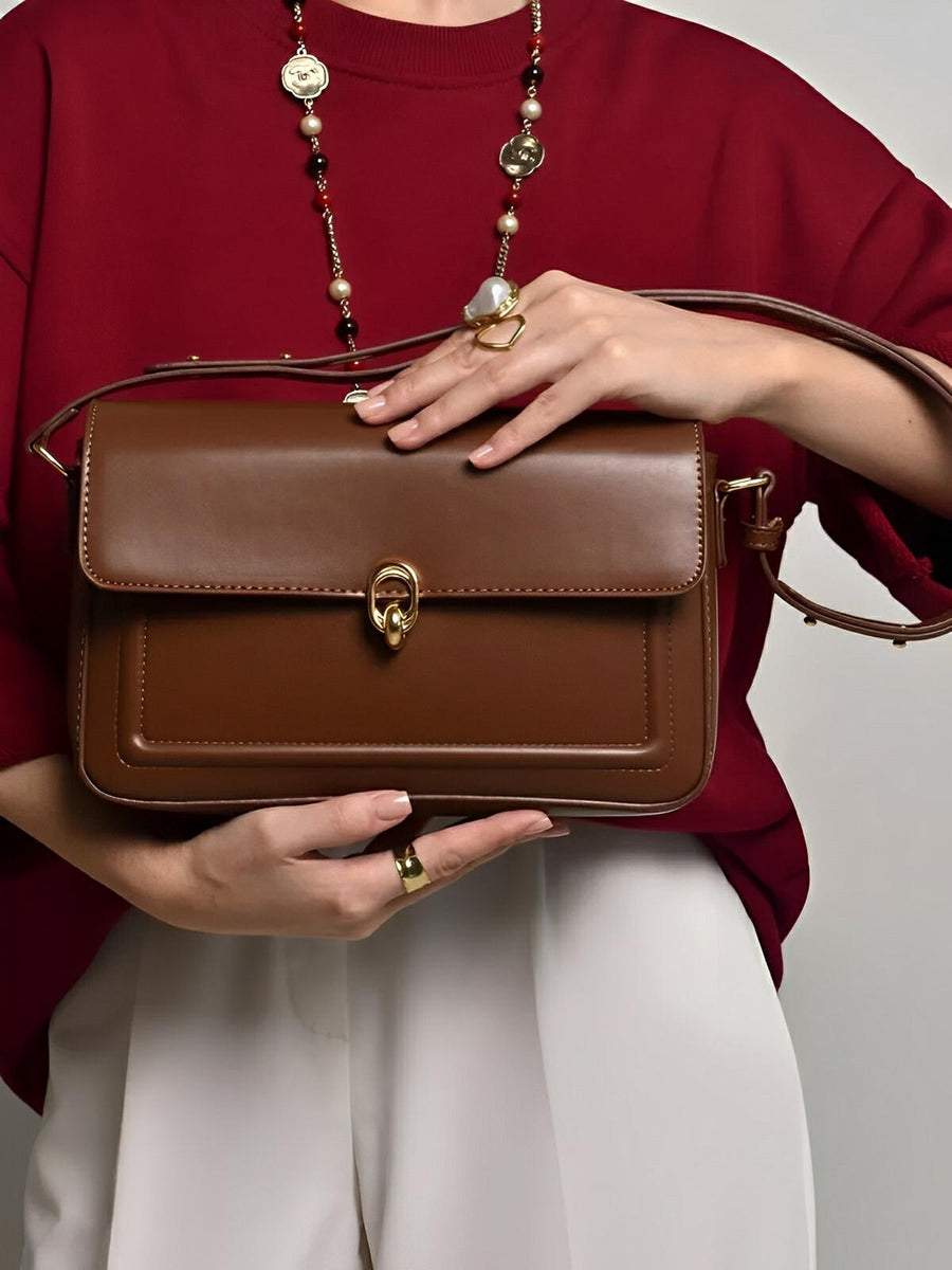 Sac à main en simili vegan, rabat élégant, design minimaliste, porté main ou épaule, format compact, modèle Cindy - Sac à main - Marron