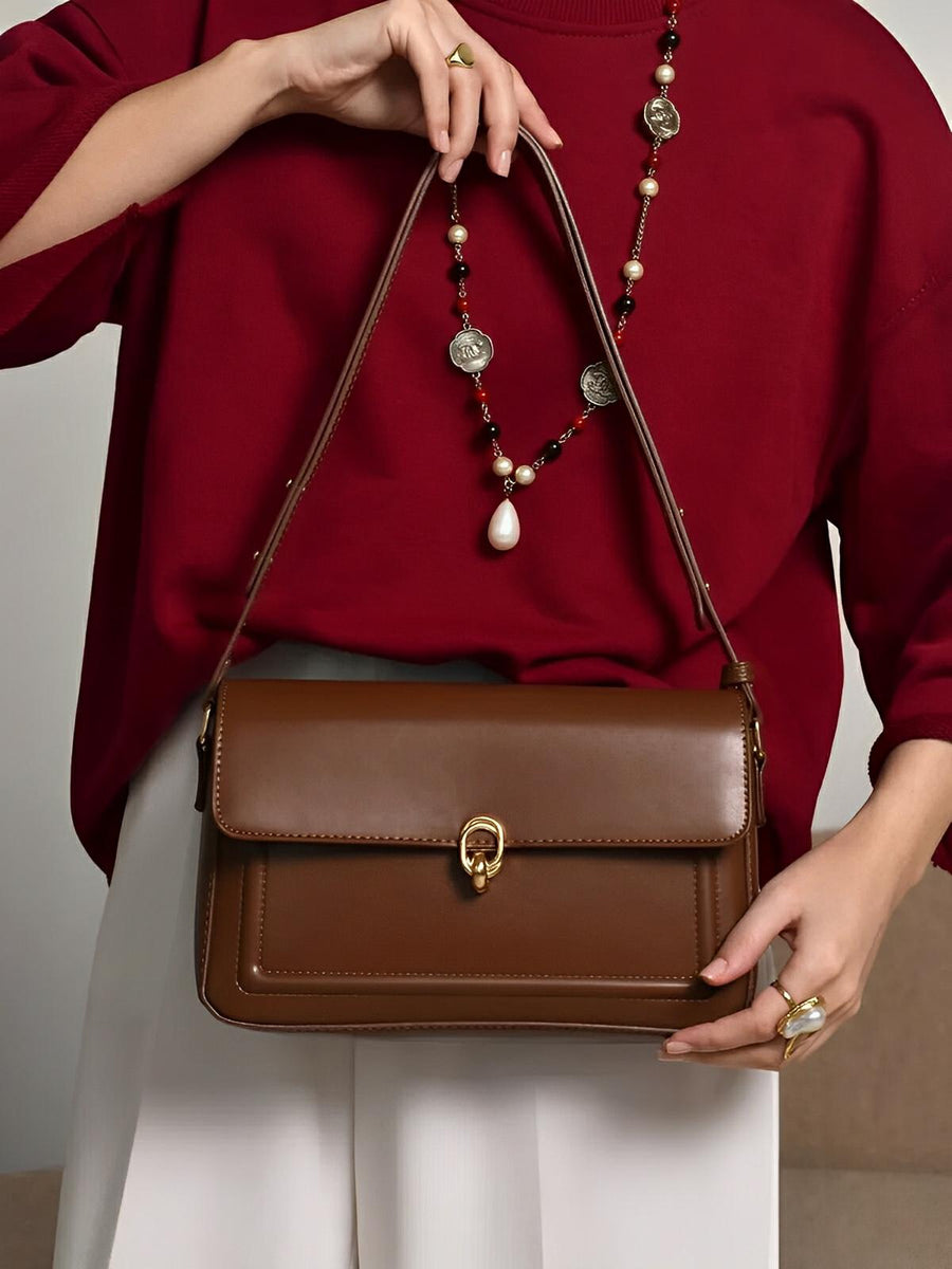 Sac à main en simili vegan, rabat élégant, design minimaliste, porté main ou épaule, format compact, modèle Cindy - Sac à main - Marron