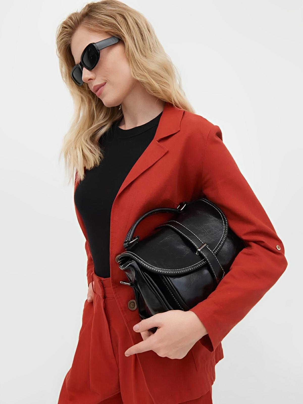Sac à main tendance femme, porté épaule ou main, simili vegan, format compact, modèle Cassandra - Sac à main - Noir