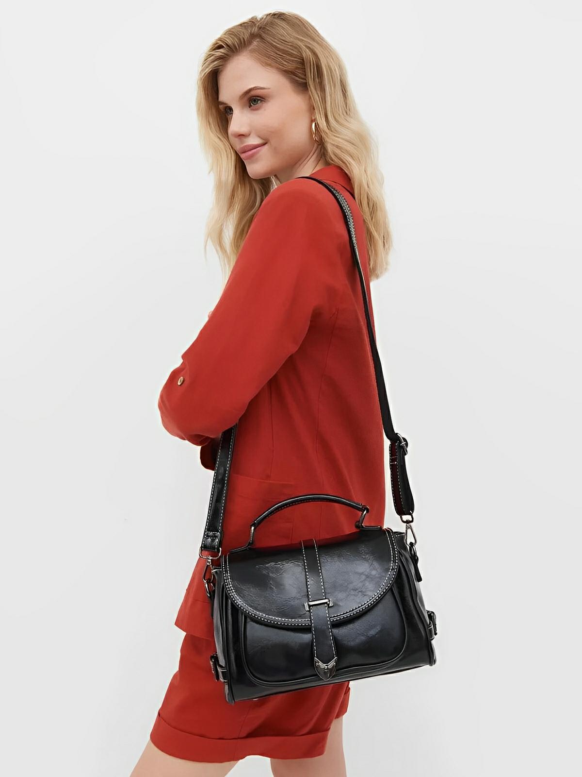 Sac à main tendance femme, porté épaule ou main, simili vegan, format compact, modèle Cassandra - Sac à main - Noir