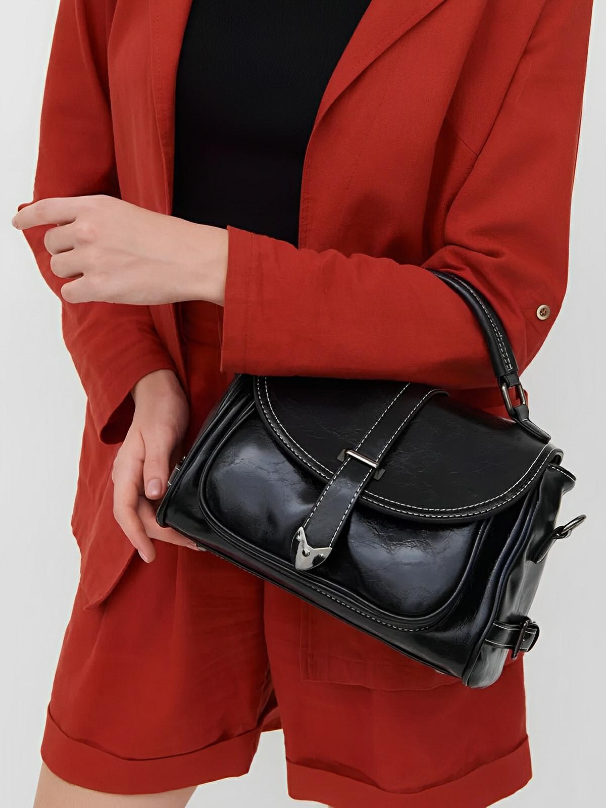 Sac à main tendance femme, porté épaule ou main, simili vegan, format compact, modèle Cassandra - Sac à main - Noir