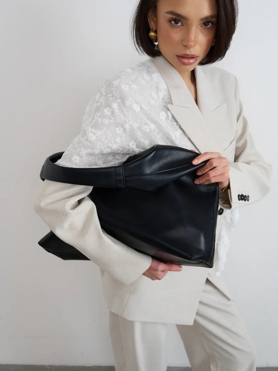 Sac cabas tendance femme, grand format, design minimaliste, simili vegan souple, usage quotidien, modèle Joanny - Sac Bandoulière - Noir
