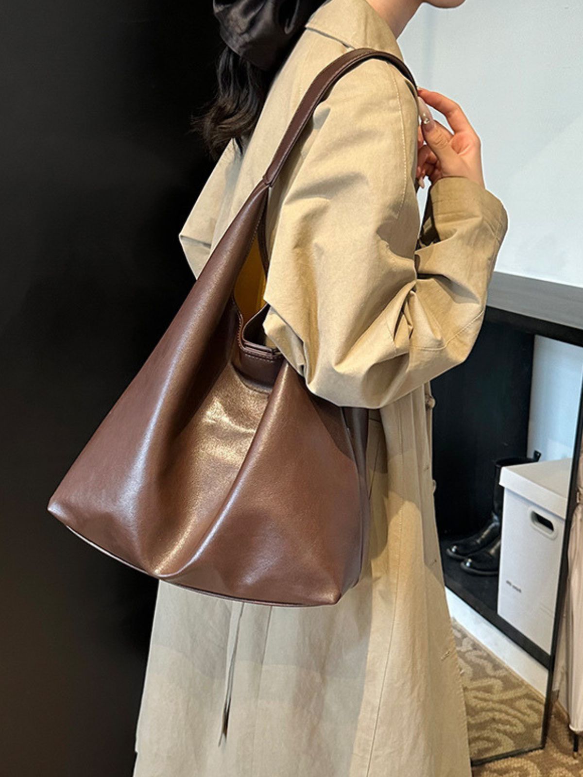 Sac cabas tendance femme, grand format, design minimaliste, simili vegan souple, usage quotidien, modèle Joanny - Sac Bandoulière - Marron