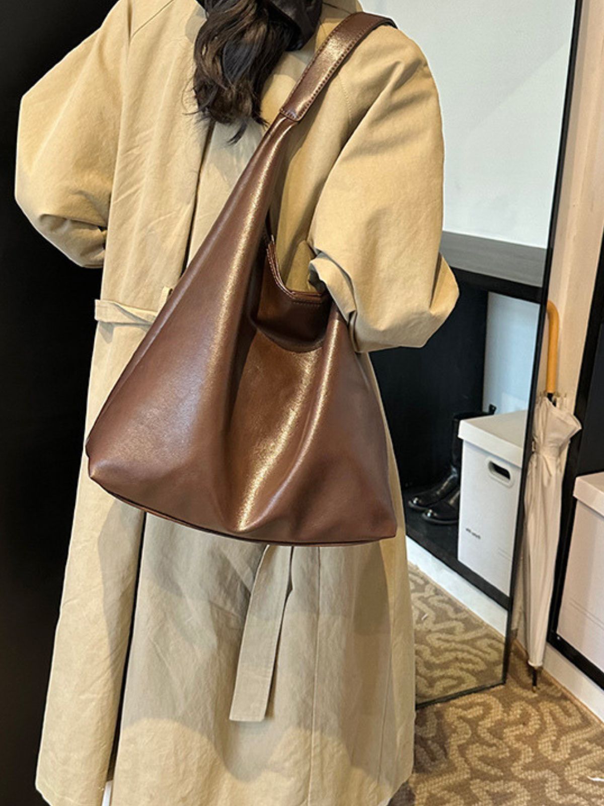 Sac cabas tendance femme, grand format, design minimaliste, simili vegan souple, usage quotidien, modèle Joanny - Sac Bandoulière - Marron