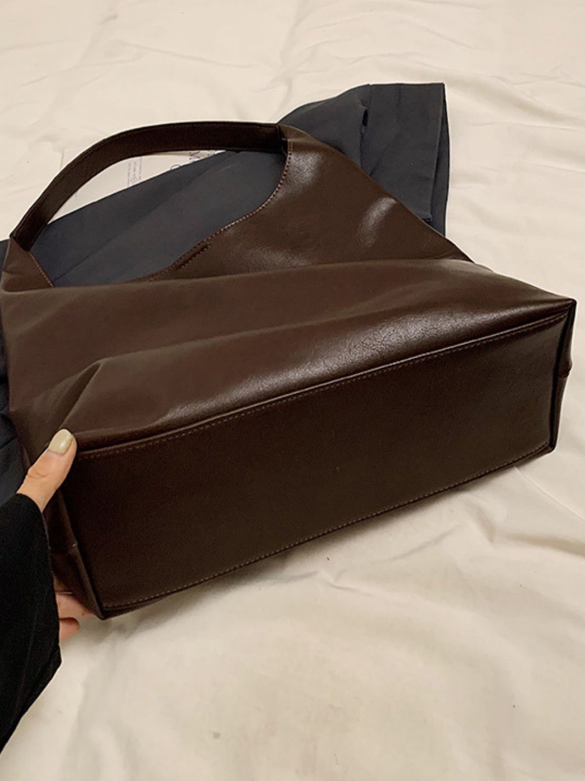 Sac cabas tendance femme, grand format, design minimaliste, simili vegan souple, usage quotidien, modèle Joanny - Sac Bandoulière - Café