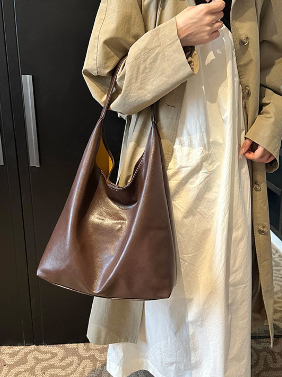 Sac cabas tendance femme, grand format, design minimaliste, simili vegan souple, usage quotidien, modèle Joanny - Sac Bandoulière - Marron