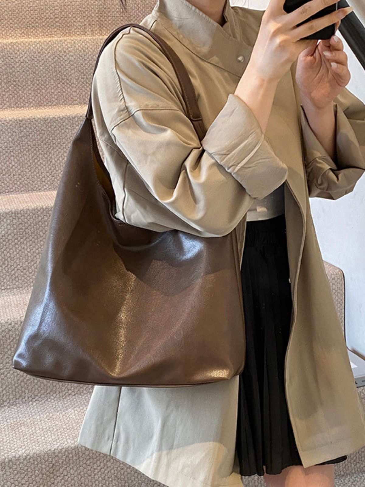 Sac cabas tendance femme, grand format, design minimaliste, simili vegan souple, usage quotidien, modèle Joanny - Sac Bandoulière - Marron