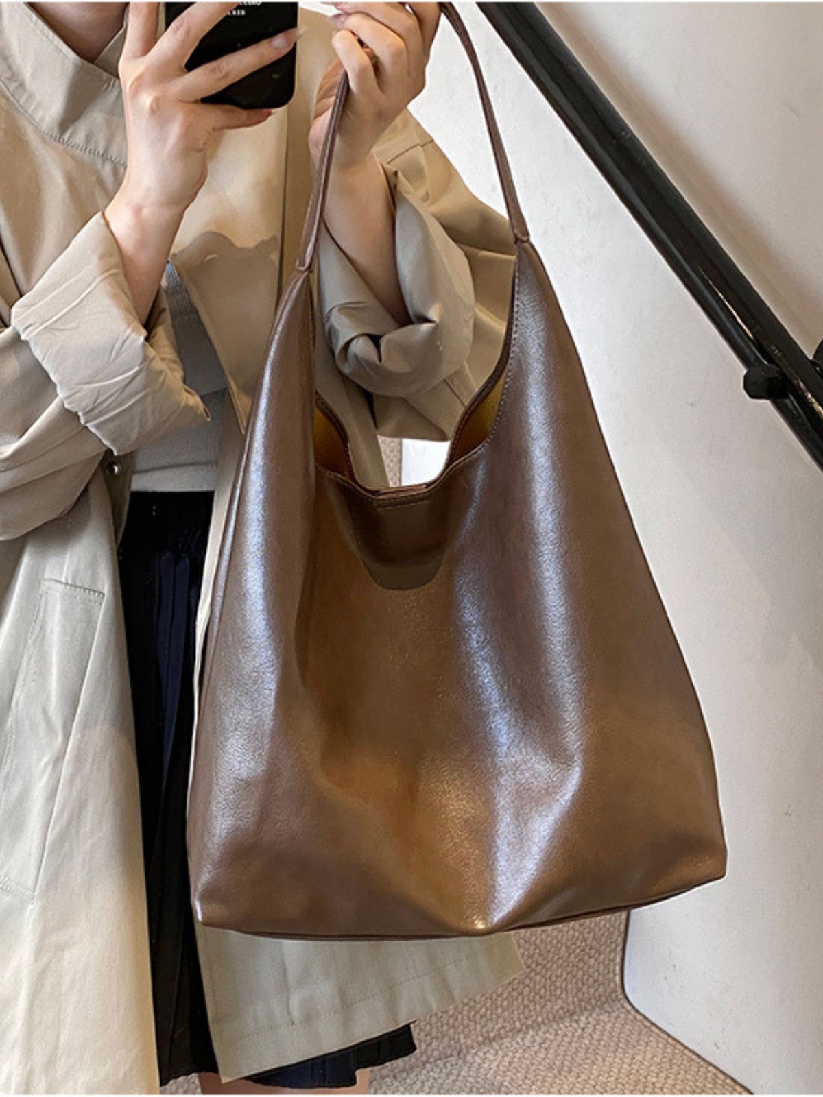 Sac cabas tendance femme, grand format, design minimaliste, simili vegan souple, usage quotidien, modèle Joanny - Sac Bandoulière - Marron