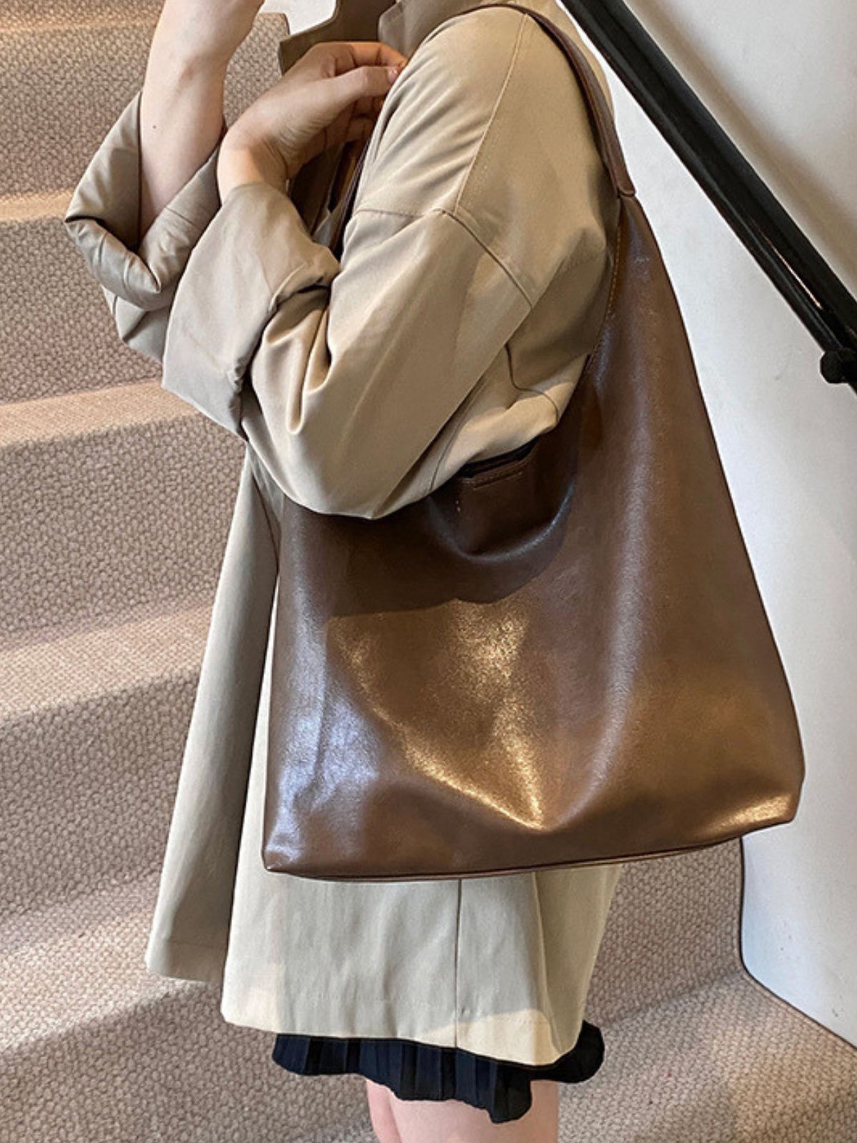 Sac cabas tendance femme, grand format, design minimaliste, simili vegan souple, usage quotidien, modèle Joanny - Sac Bandoulière - Marron
