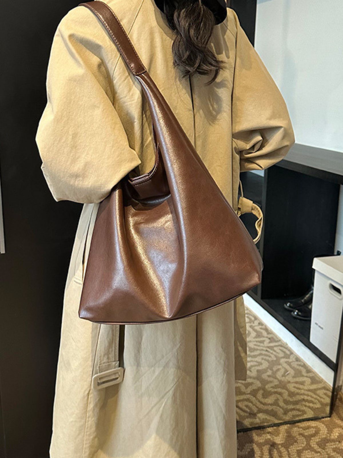 Sac cabas tendance femme, grand format, design minimaliste, simili vegan souple, usage quotidien, modèle Joanny - Sac Bandoulière - Marron