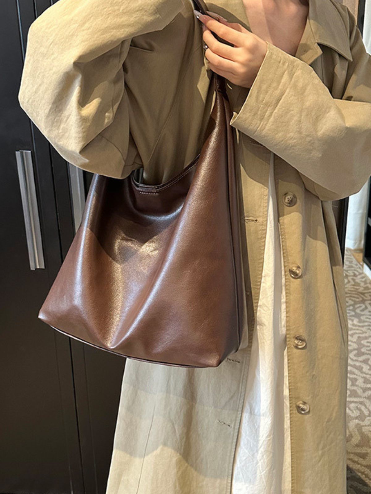 Sac cabas tendance femme, grand format, design minimaliste, simili vegan souple, usage quotidien, modèle Joanny - Sac Bandoulière - Marron