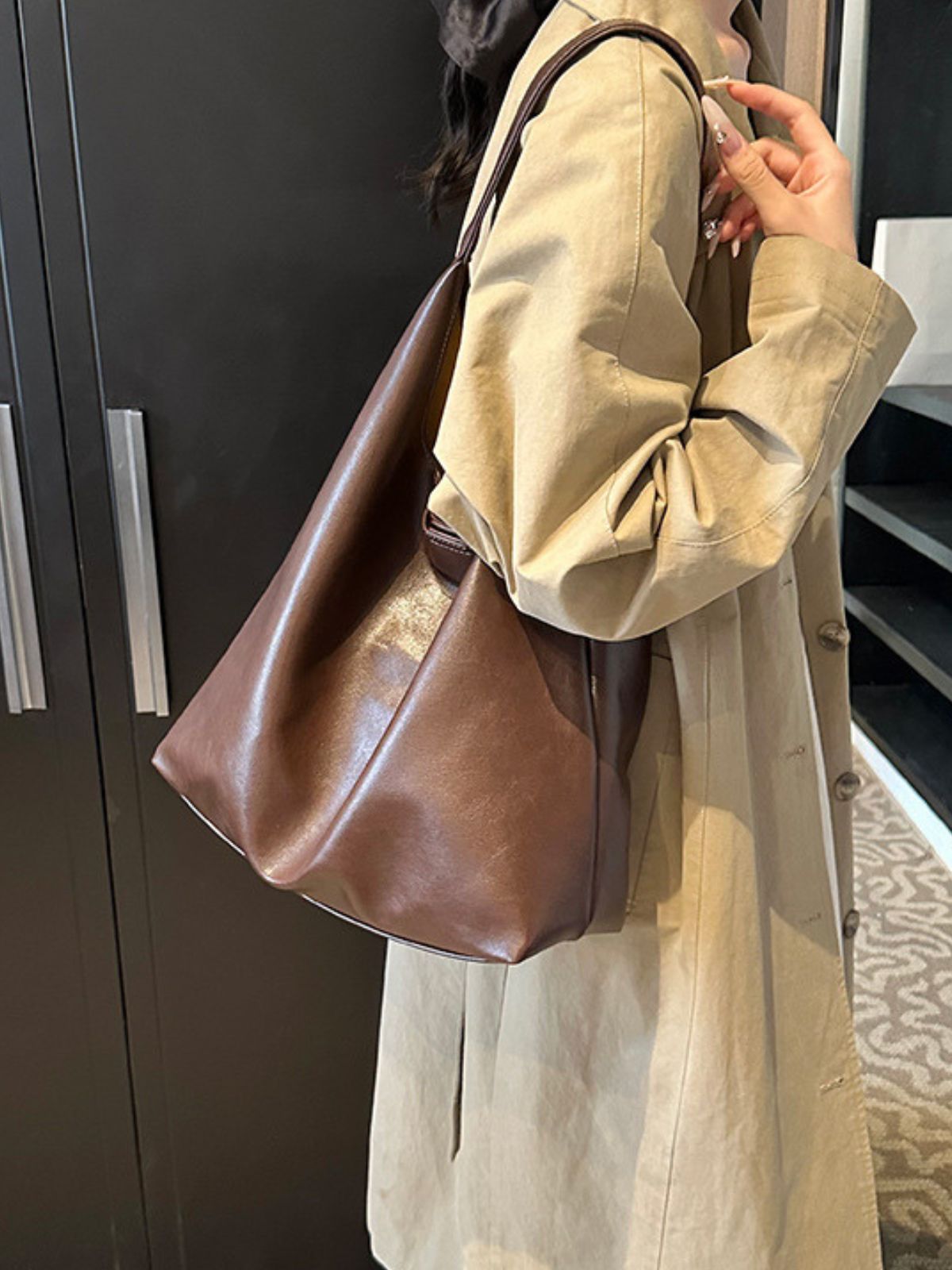Sac cabas tendance femme, grand format, design minimaliste, simili vegan souple, usage quotidien, modèle Joanny - Sac Bandoulière - Marron