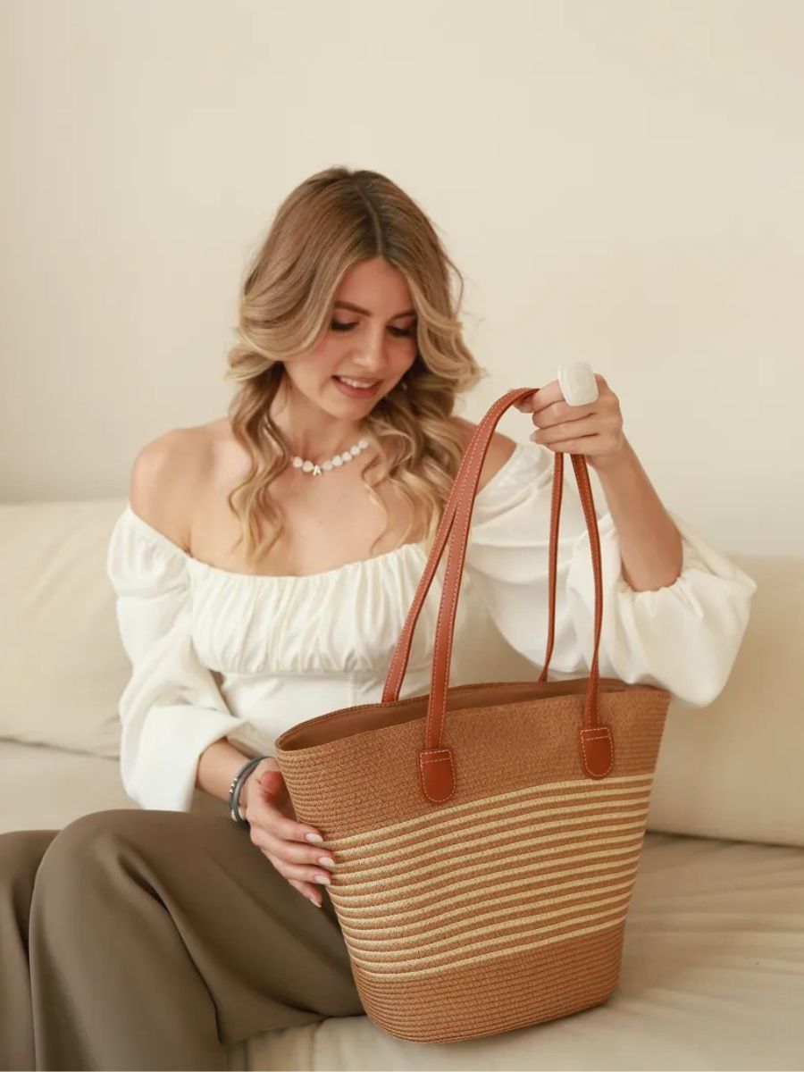 Sac de plage en raphia tressée, grande contenance, fermeture zippée, poignées longues, style tote bag, vacances au soleil, modèle Yema - Sac de plage - Camel et beige