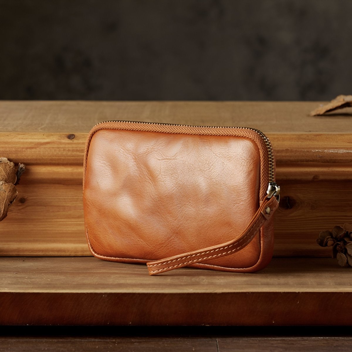 Sacoche de téléphone en cuir, raffinée et fonctionnelle, modèle Évariste - Porte - feuille - Cognac