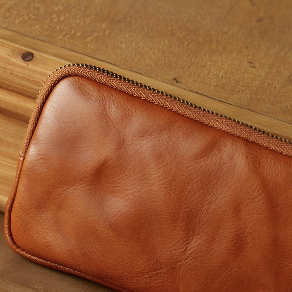 Sacoche de téléphone en cuir, raffinée et fonctionnelle, modèle Évariste - Porte - feuille - Cognac